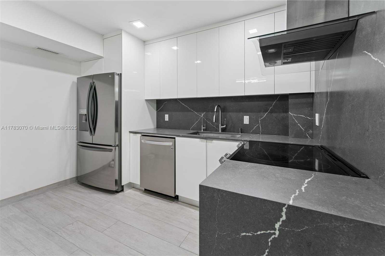 Small Image of 4400 HILLCREST DR #303B, Hollywood Number 3