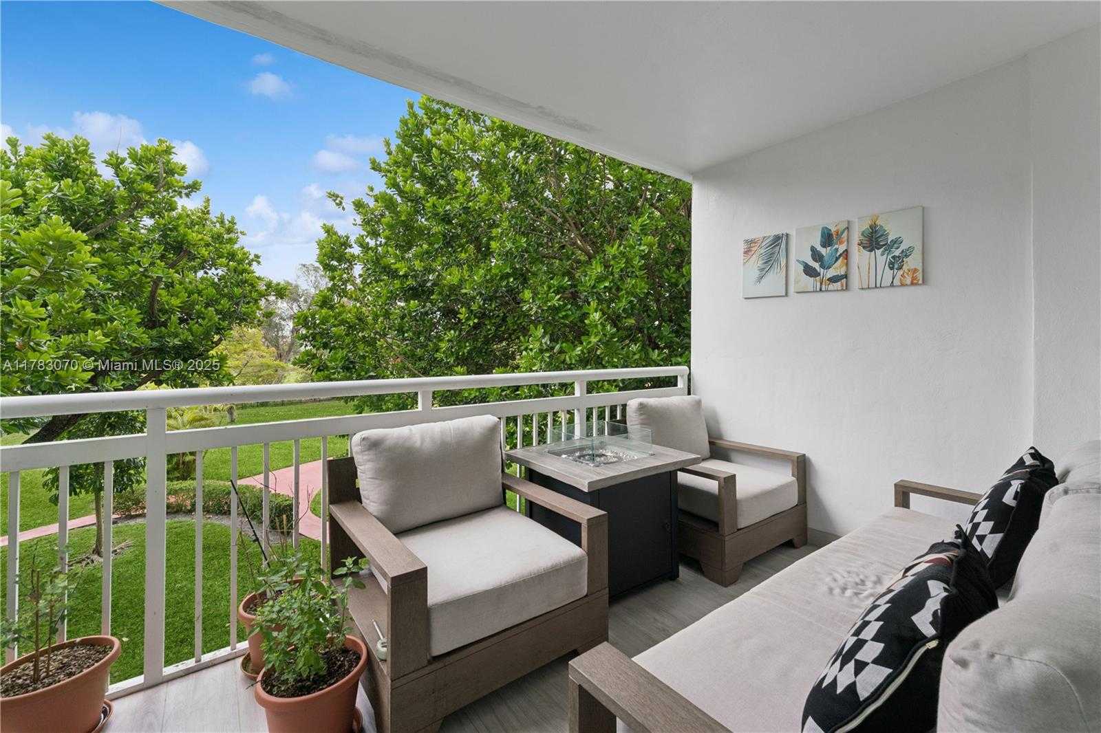 Small Image of 4400 HILLCREST DR #303B, Hollywood Number 4