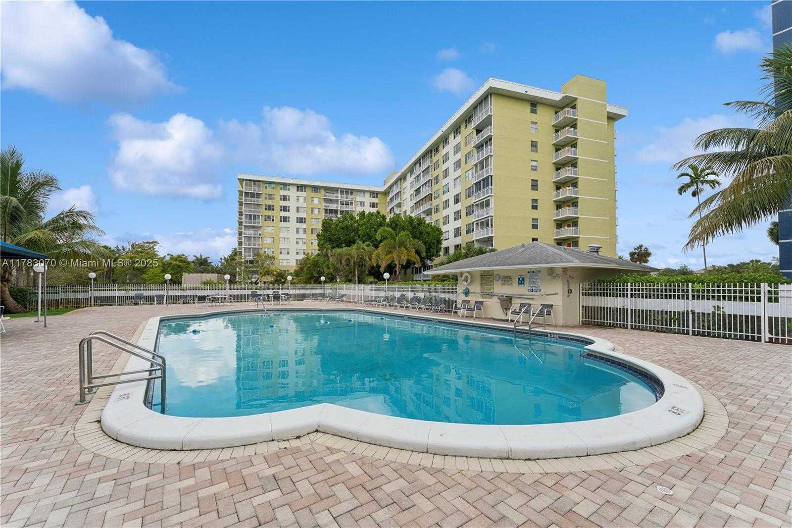 Small Image of 4400 HILLCREST DR #303B, Hollywood Number 5