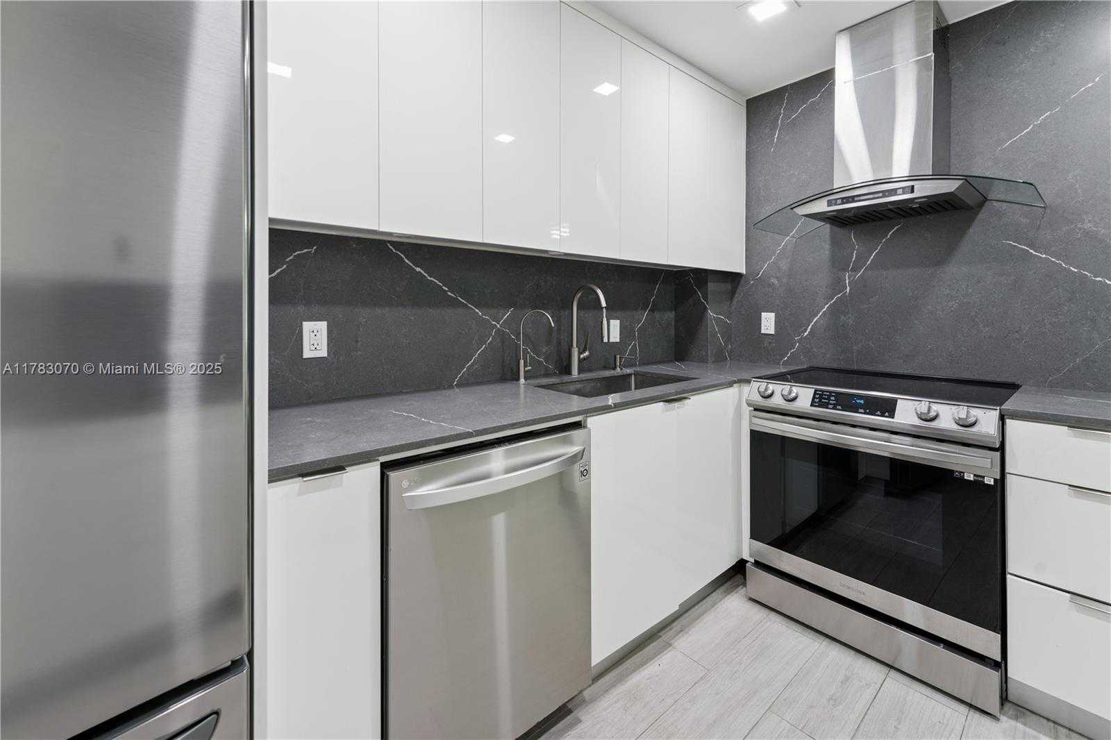 Small Image of 4400 HILLCREST DR #303B, Hollywood Number 9