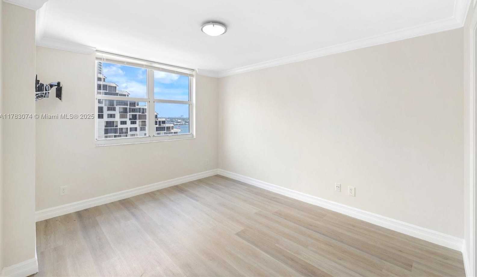 Small Image of 770 CLAUGHTON ISLAND DR #1703, Miami Number 17