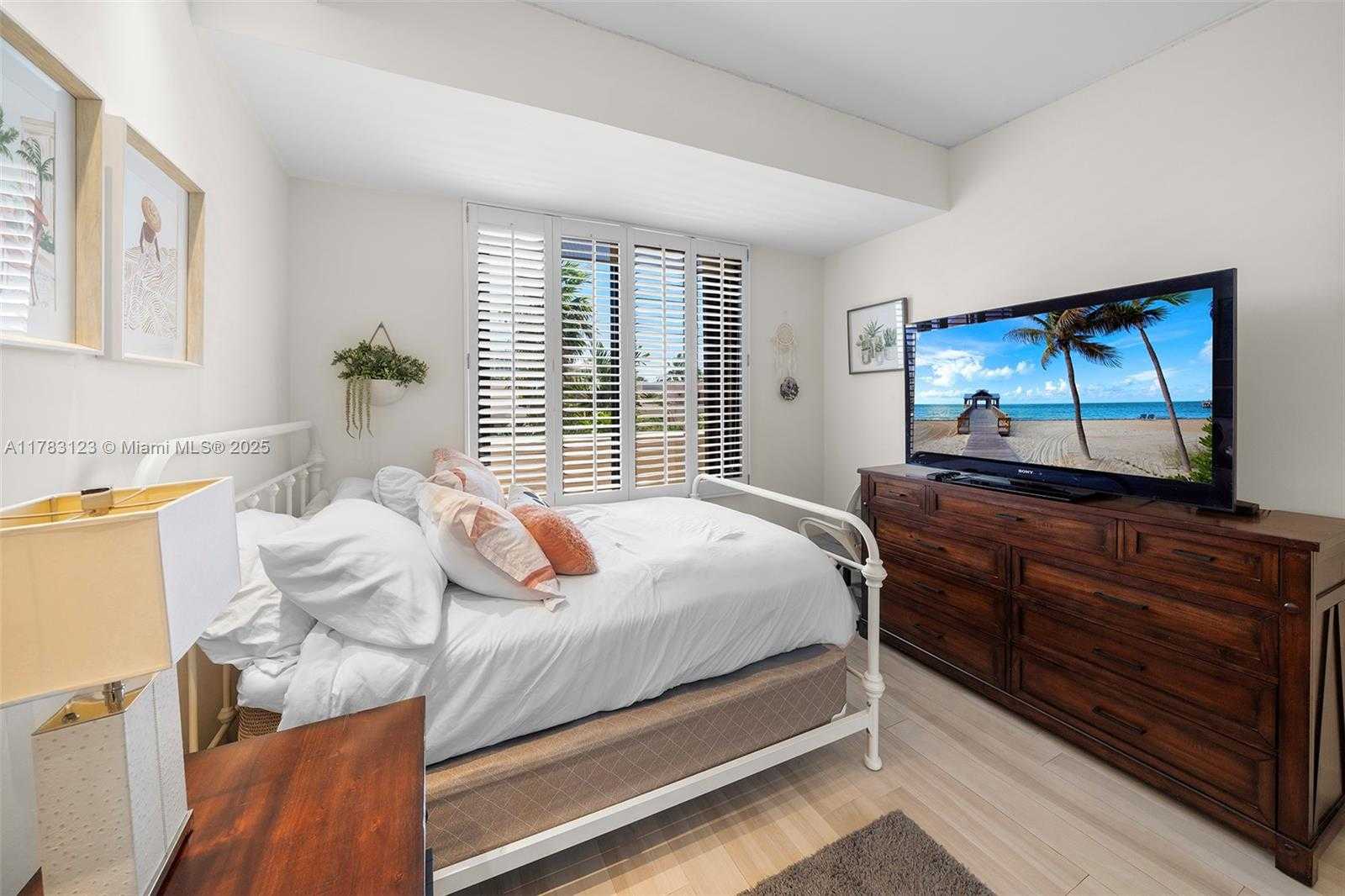 Small Image of 201 CRANDON BLVD #333, Key Biscayne Number 21