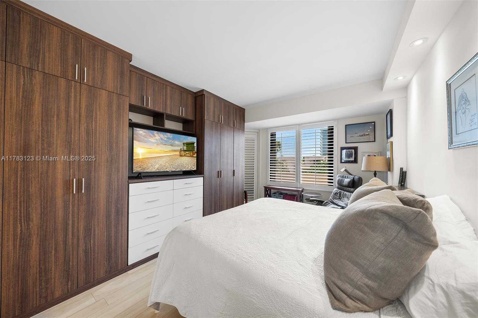 Small Image of 201 CRANDON BLVD #333, Key Biscayne Number 29