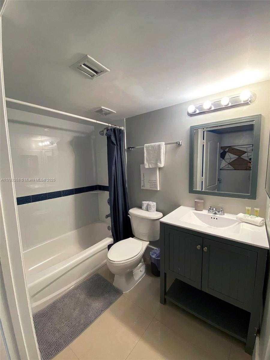 Small Image of 1200 BRICKELL BAY DR #1724, Miami Number 2