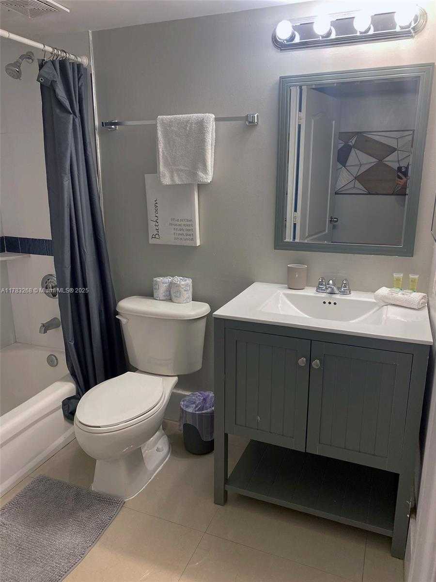 Small Image of 1200 BRICKELL BAY DR #1724, Miami Number 4