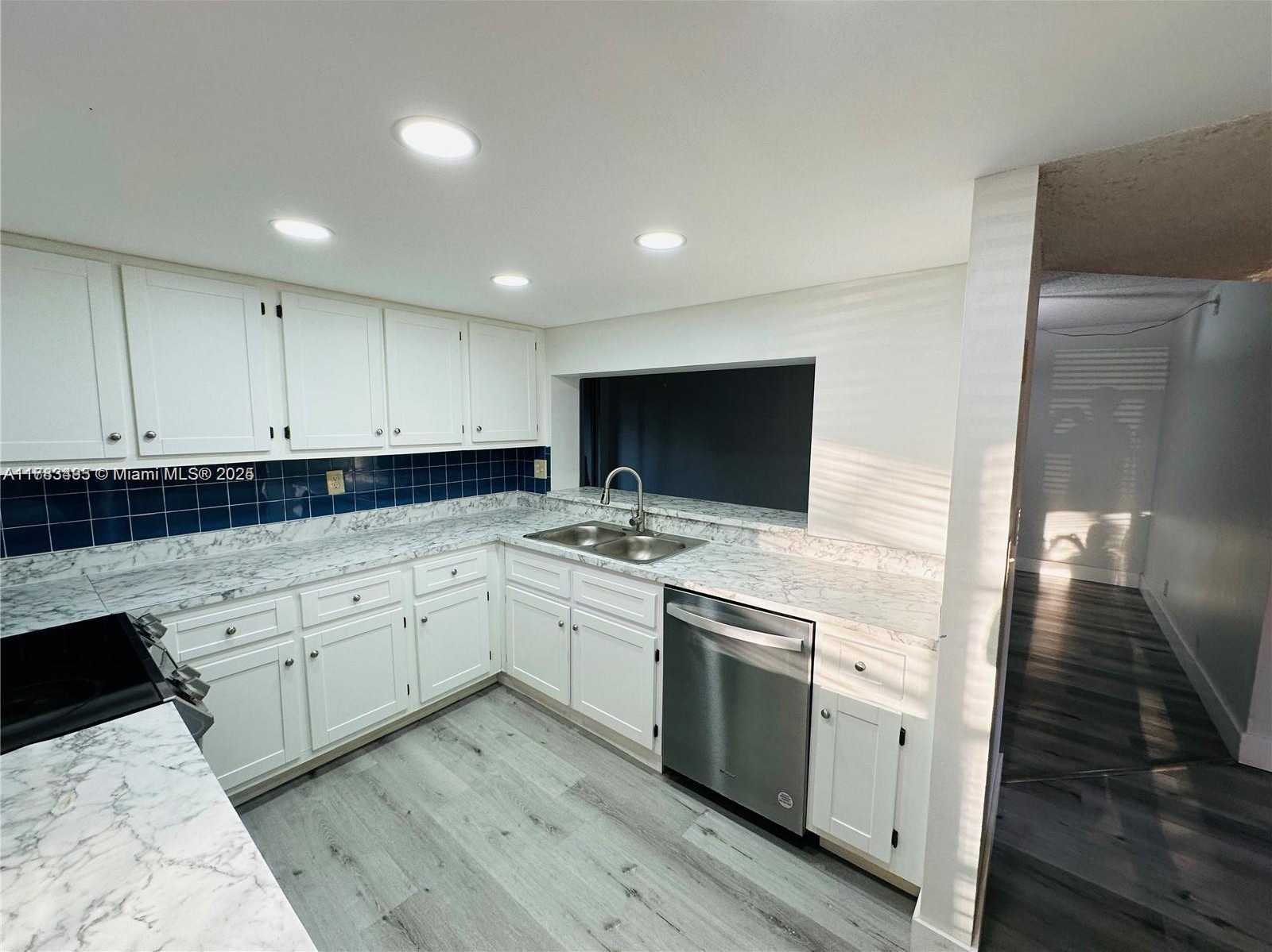 Small Image of 9501 SEAGRAPE DR #101, Davie Number 6