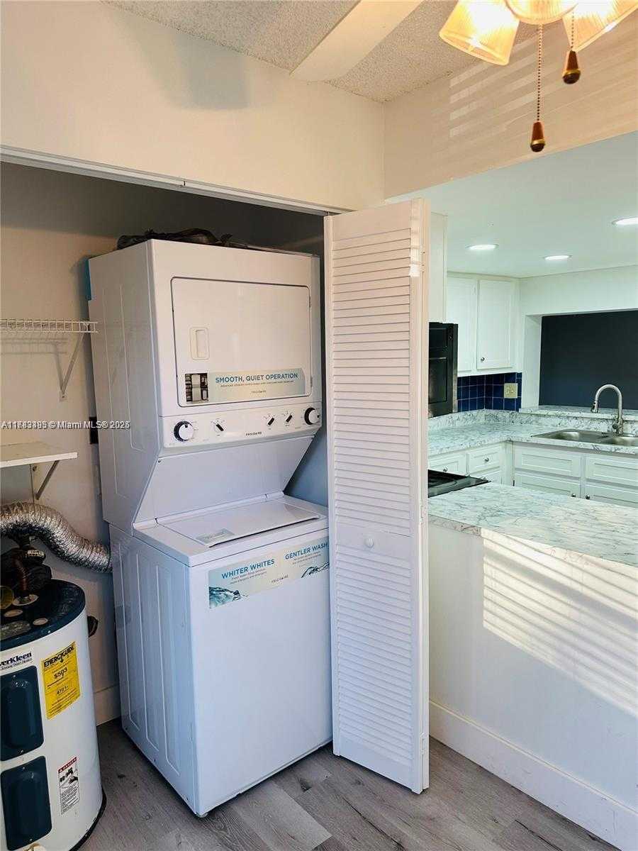 Small Image of 9501 SEAGRAPE DR #101, Davie Number 7