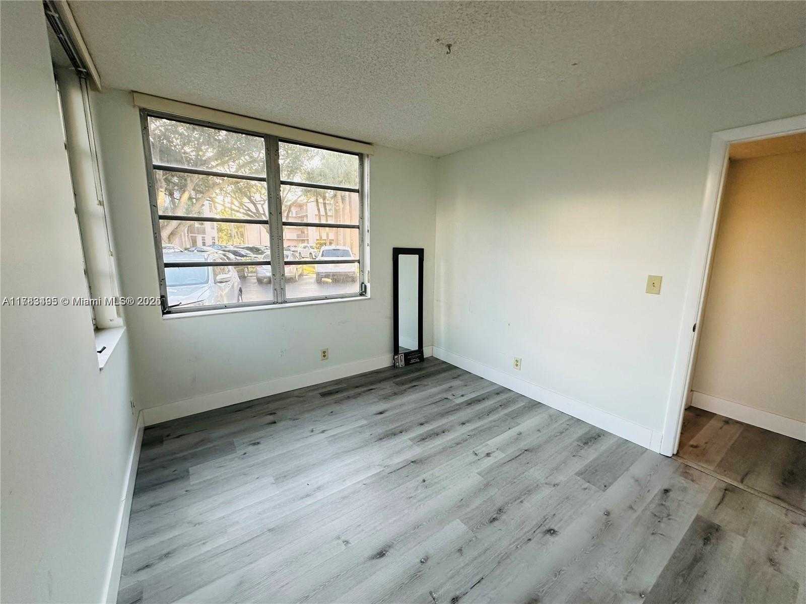 Small Image of 9501 SEAGRAPE DR #101, Davie Number 8