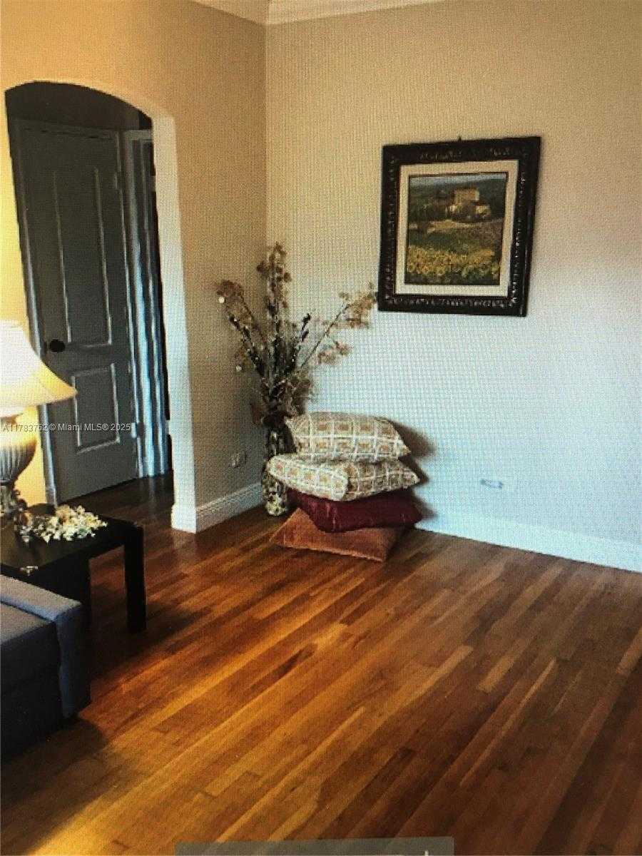 Small Image of 30 ALMERIA AVE #6, Coral Gables Number 2