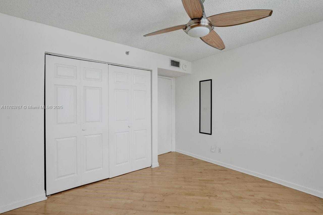 Small Image of 770 CLAUGHTON ISLAND DR #808, Miami Number 15
