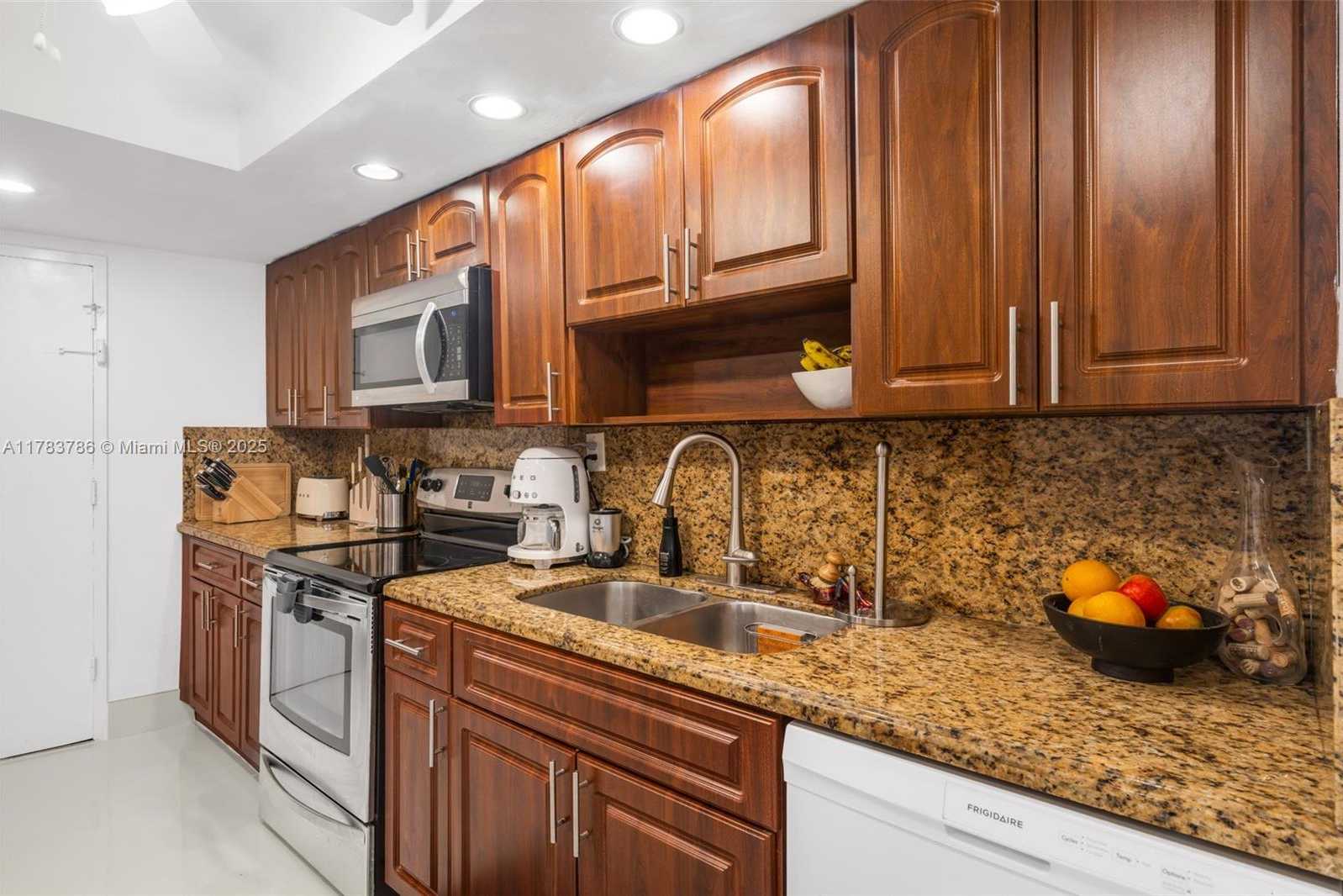 Small Image of 5401 COLLINS AVE #334, Miami Beach Number 22