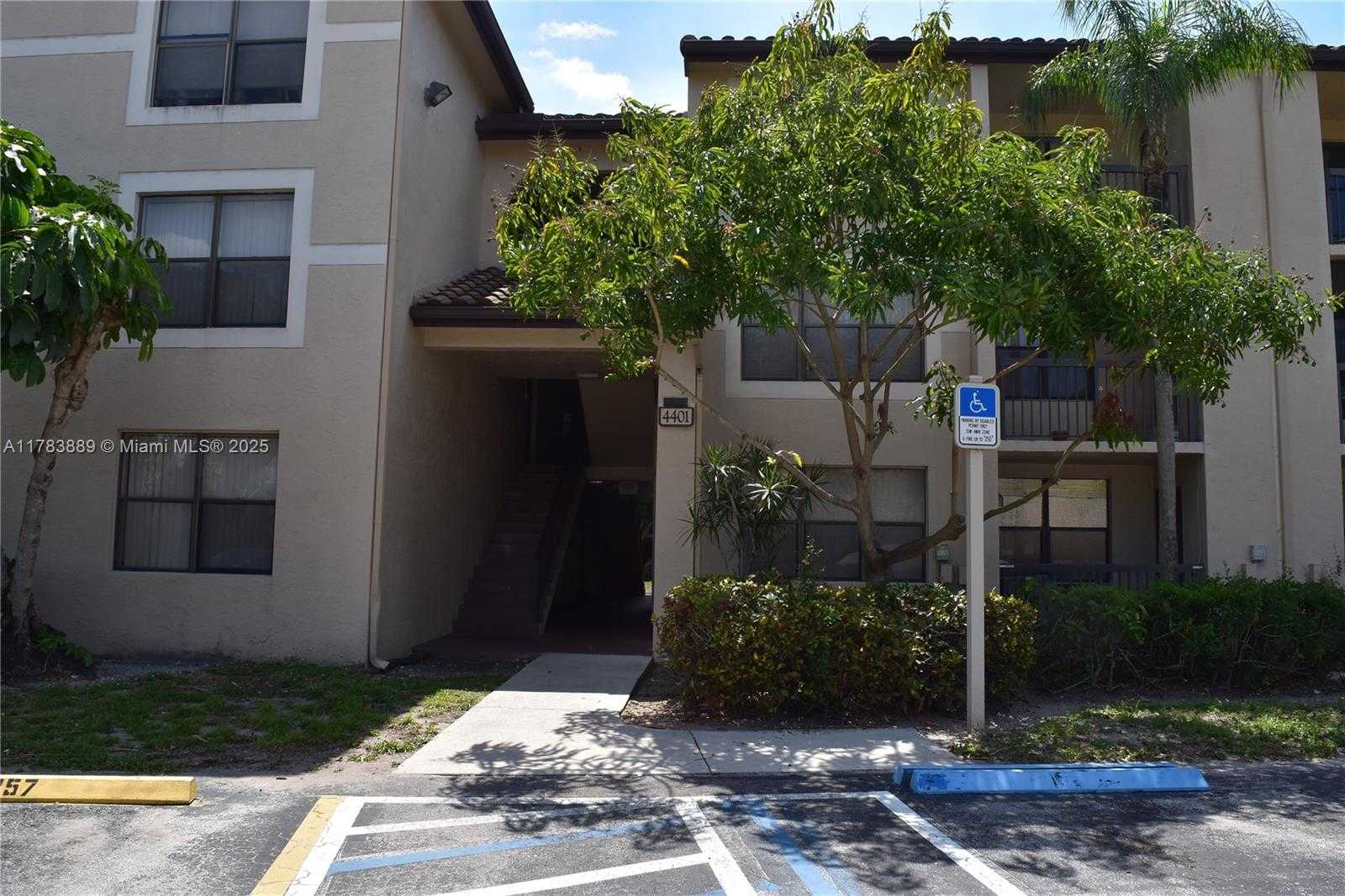Small Image of 4401 WEST MCNAB RD #16, Pompano Beach Number 3