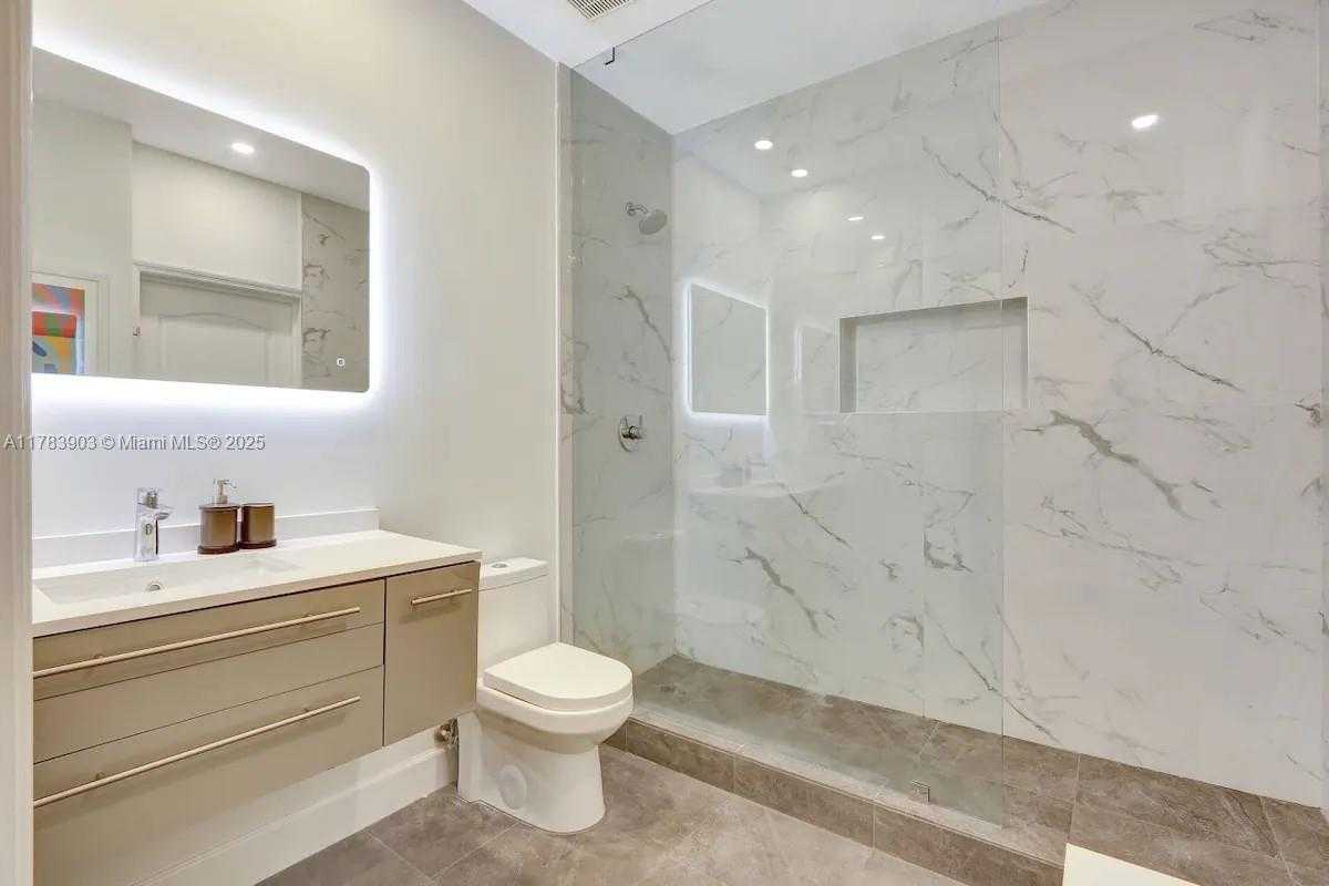 Small Image of 1200 BRICKELL BAY DR #1404, Miami Number 19