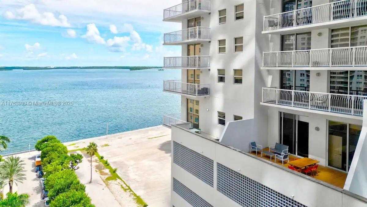 Small Image of 1200 BRICKELL BAY DR #1404, Miami Number 4
