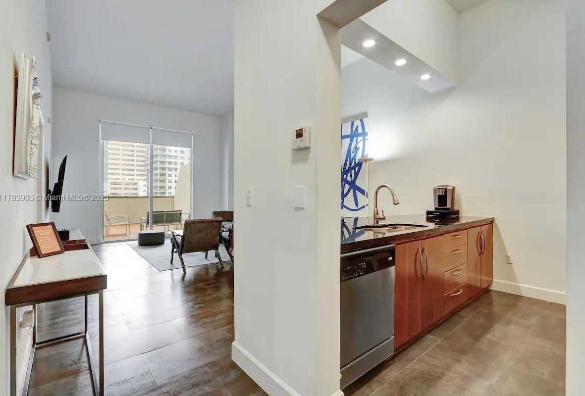 Small Image of 1200 BRICKELL BAY DR #1404, Miami Number 9