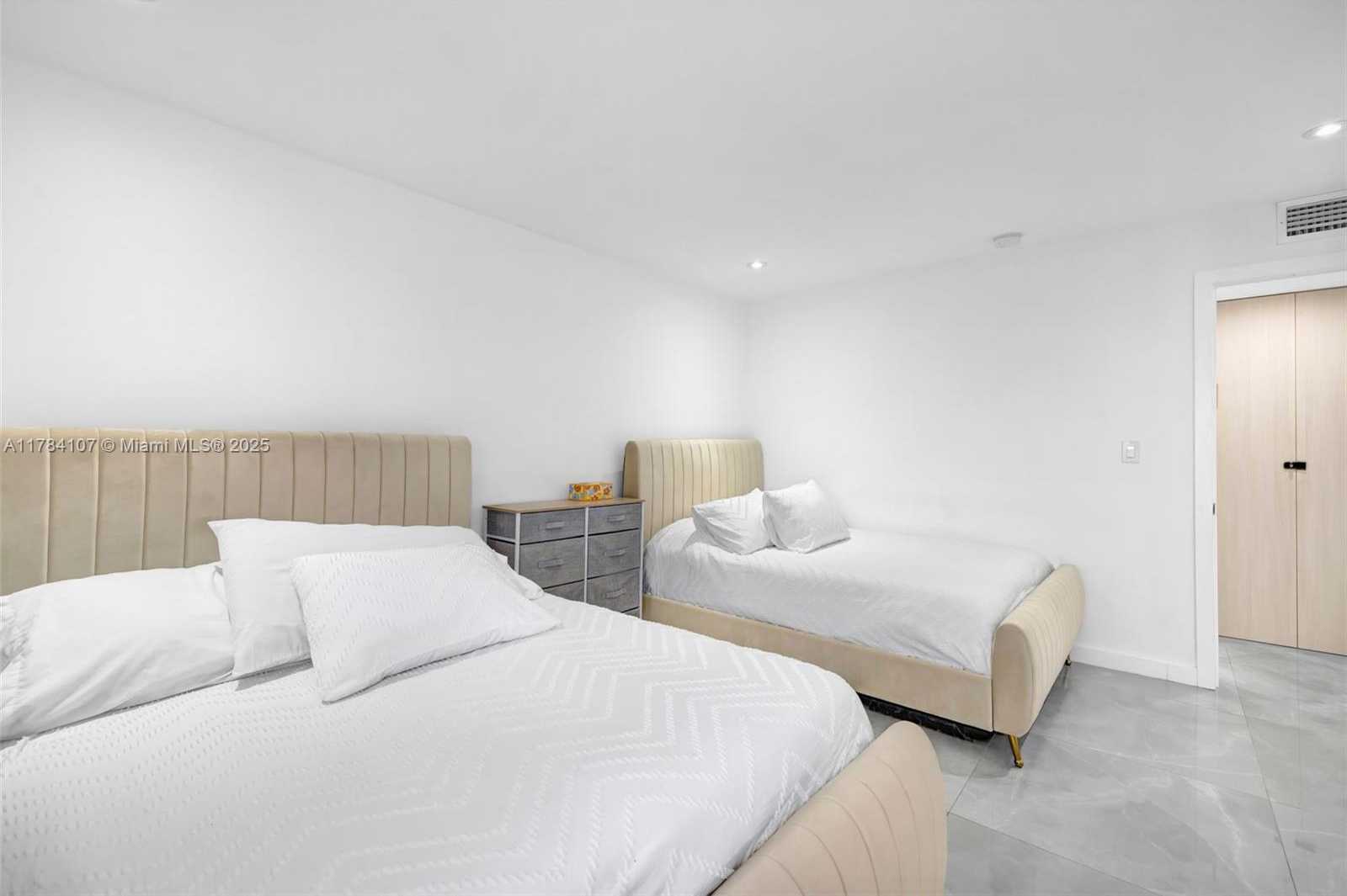Small Image of 100 BAYVIEW DR #503, Sunny Isles Beach Number 13