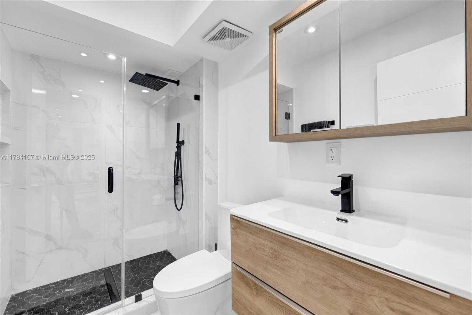 Small Image of 100 BAYVIEW DR #503, Sunny Isles Beach Number 14
