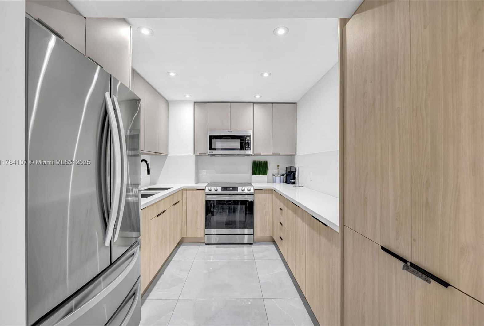 Small Image of 100 BAYVIEW DR #503, Sunny Isles Beach Number 3