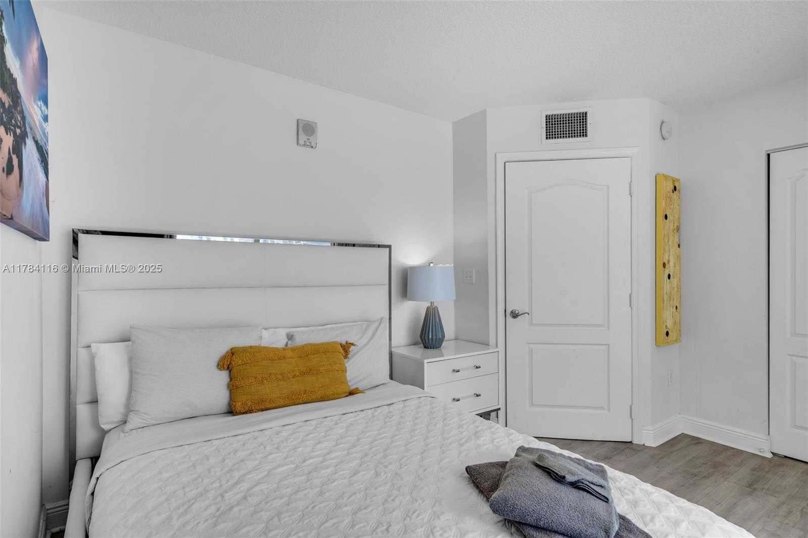 Small Image of 1200 BRICKELL BAY DR #1723, Miami Number 17