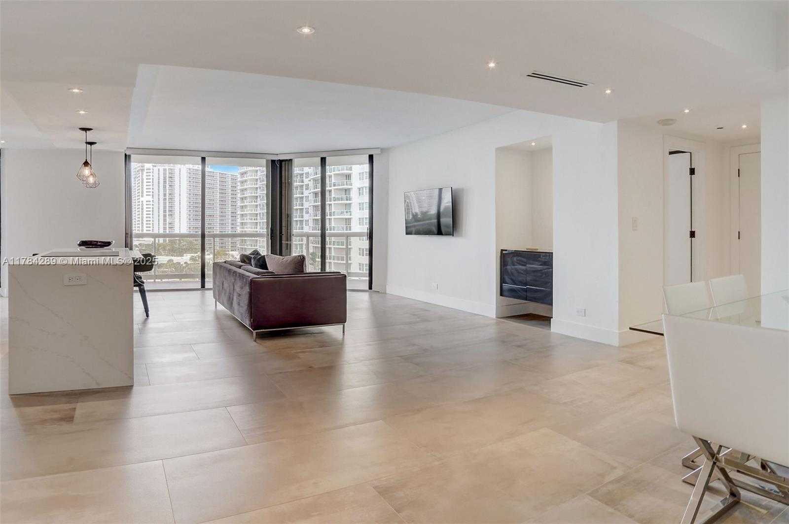 Small Image of 20191 EAST COUNTRY CLUB DR #802, Aventura Number 3