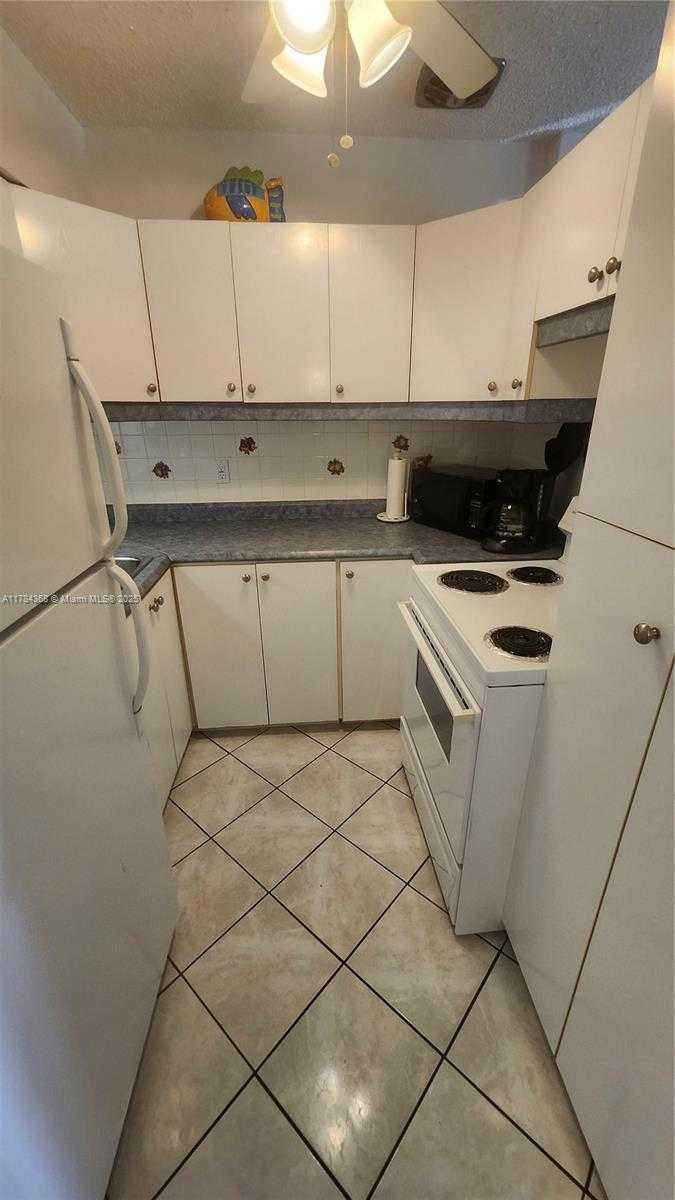 Small Image of 900 SOUTH WEST 10TH TER #21S, Hallandale Beach Number 3