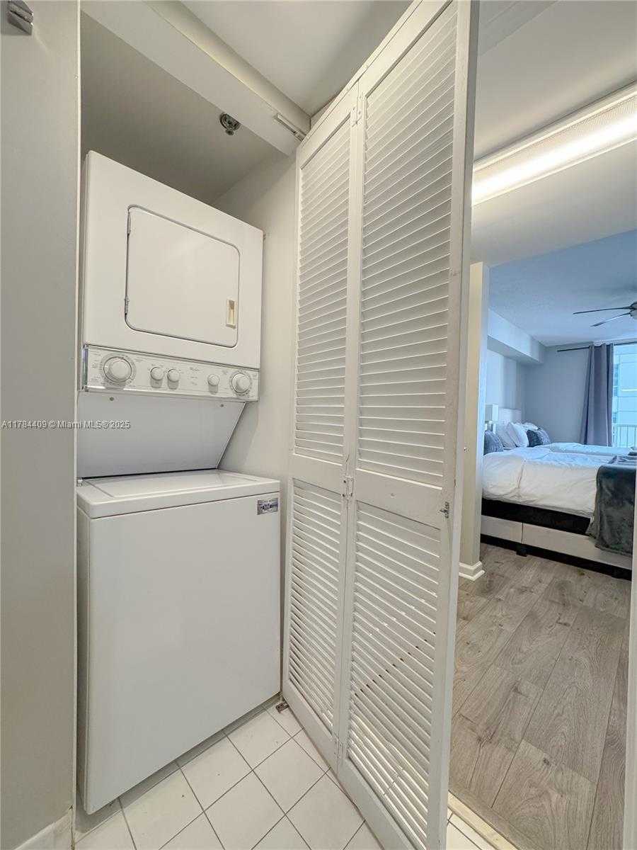 Small Image of 1200 BRICKELL BAY DR #1504, Miami Number 11