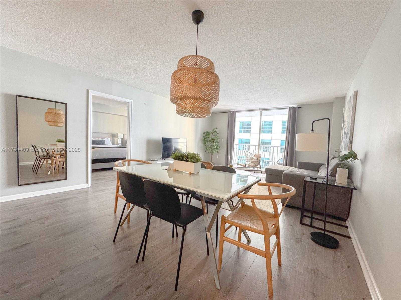 Small Image of 1200 BRICKELL BAY DR #1504, Miami Number 4