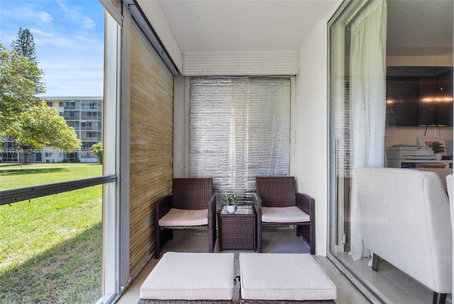 Small Image of Aventura Number 10