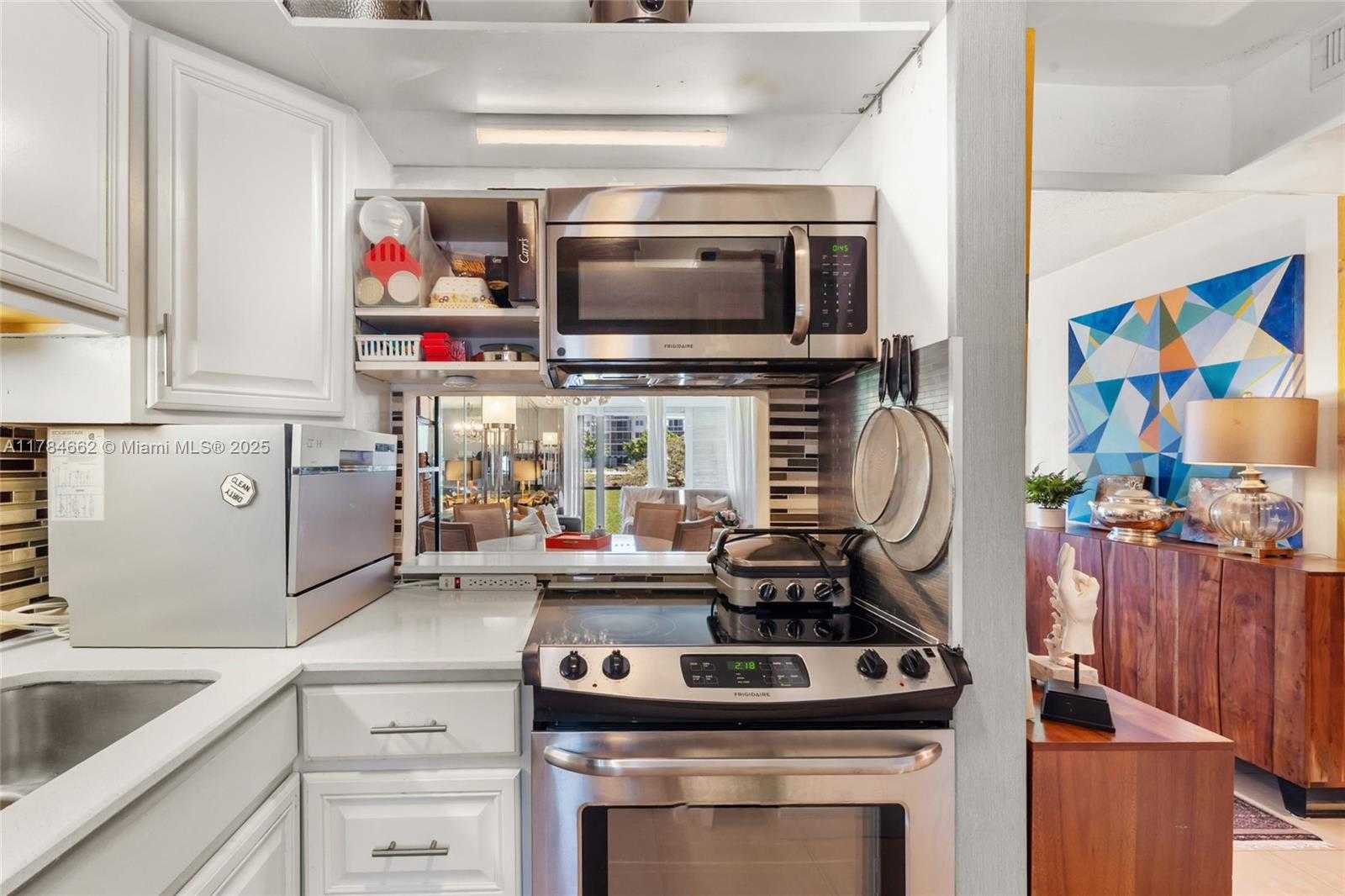 Small Image of Aventura Number 4