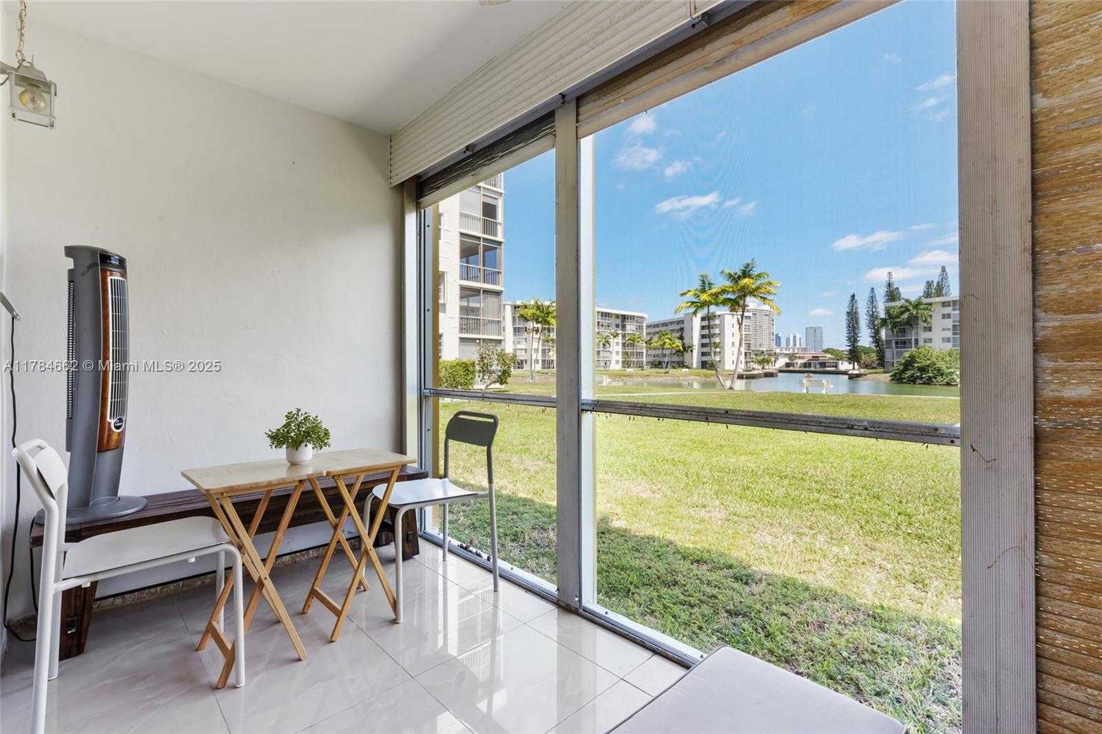 Small Image of Aventura Number 7