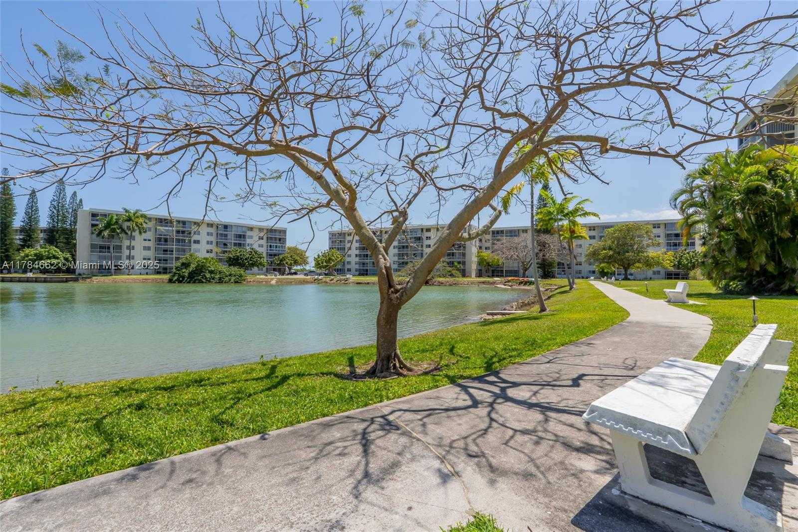Small Image of Aventura Number 8