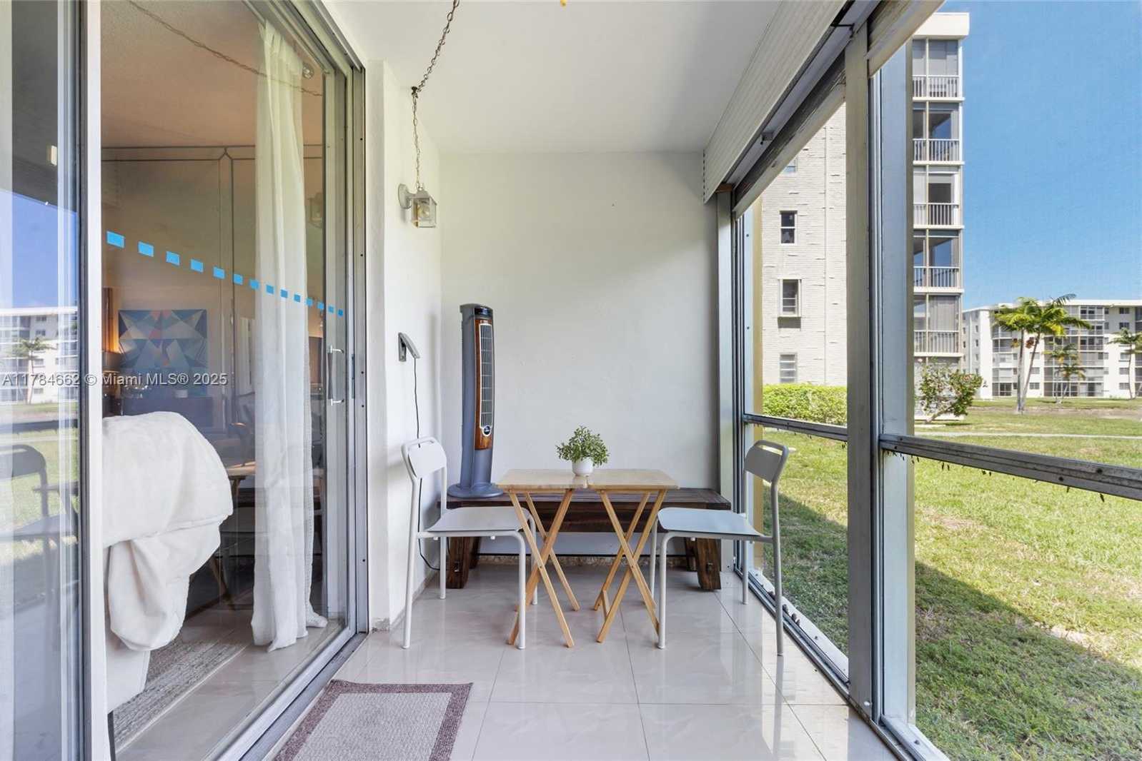 Small Image of Aventura Number 9