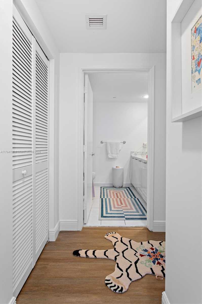 Small Image of 951 Brickell Ave, Miami, FL 33131, USA Number 13