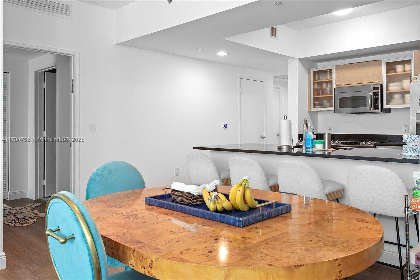 Small Image of 951 Brickell Ave, Miami, FL 33131, USA Number 4