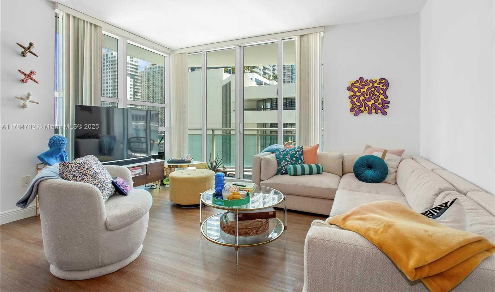 Small Image of 951 Brickell Ave, Miami, FL 33131, USA Number 5