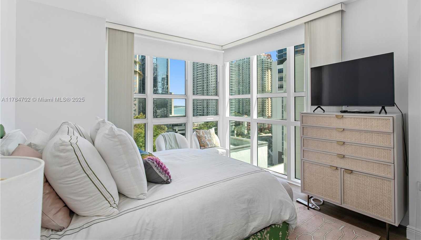 Small Image of 951 Brickell Ave, Miami, FL 33131, USA Number 7
