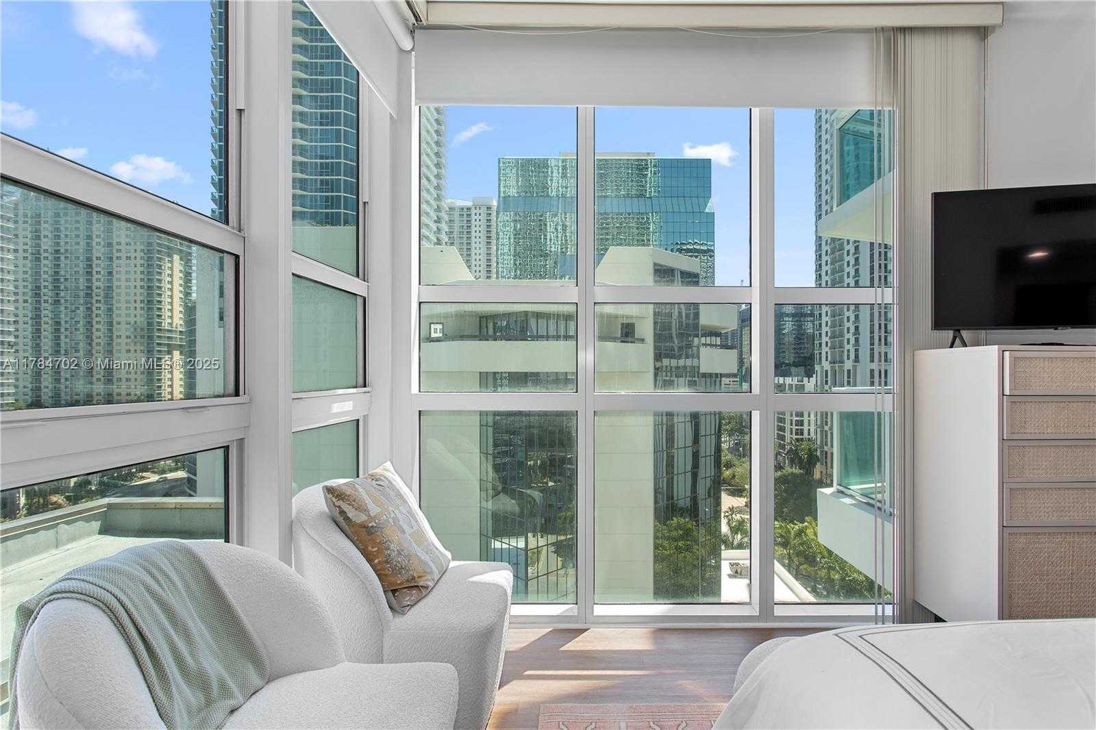 Small Image of 951 Brickell Ave, Miami, FL 33131, USA Number 8