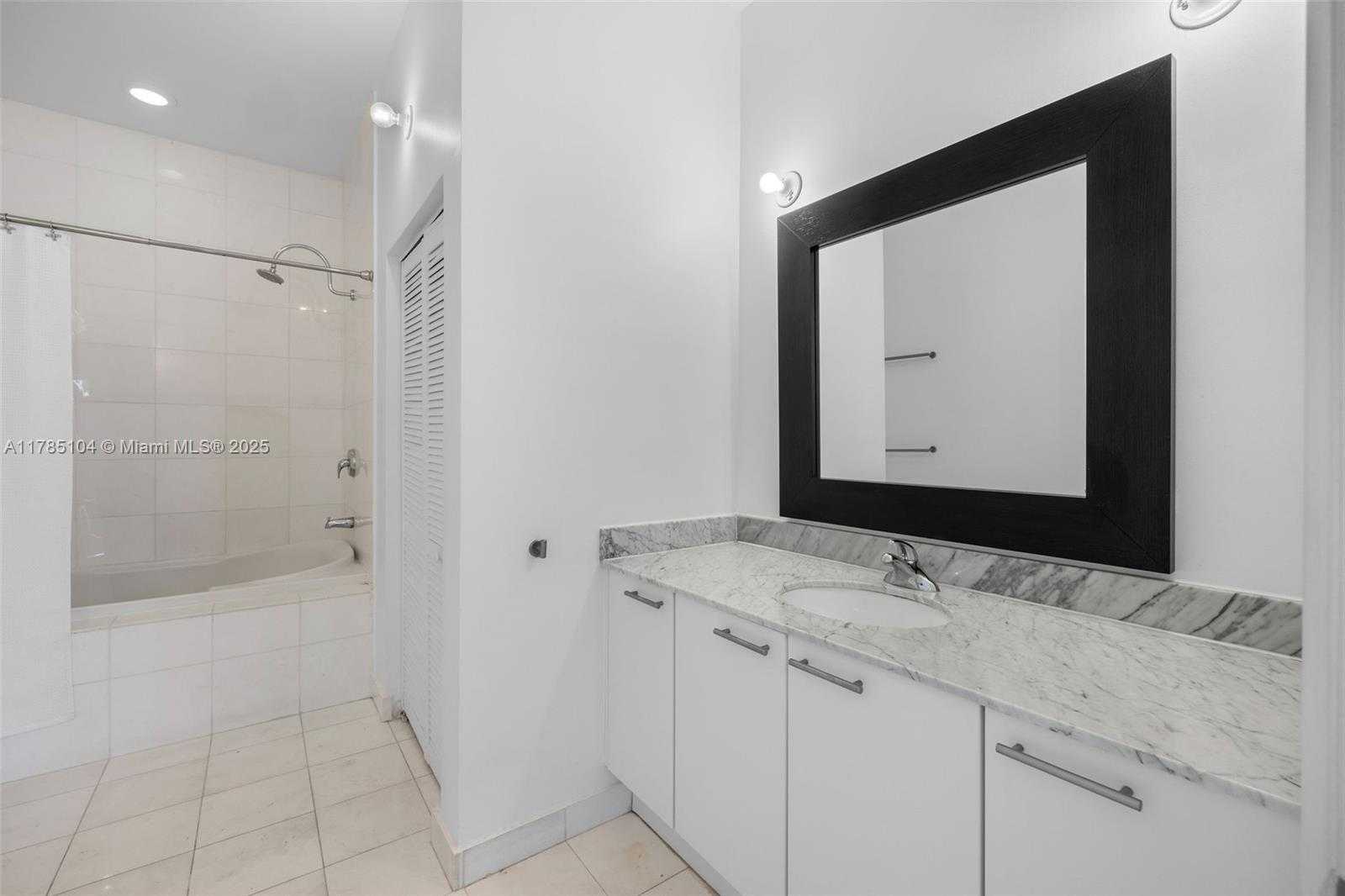 Small Image of 2001 MERIDIAN AVE #412, Miami Beach Number 5