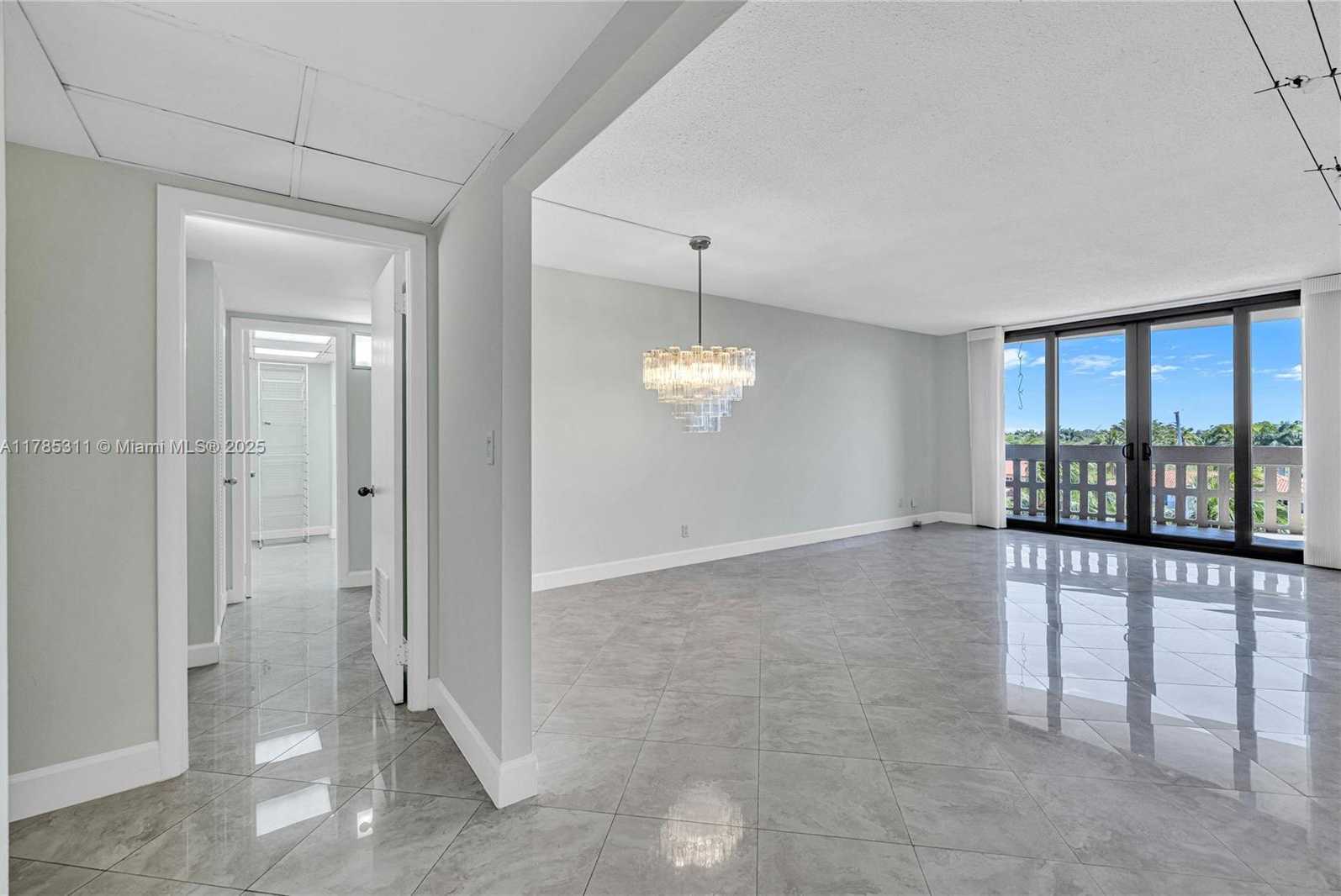 Small Image of 90 EDGEWATER DR #624, Coral Gables Number 12