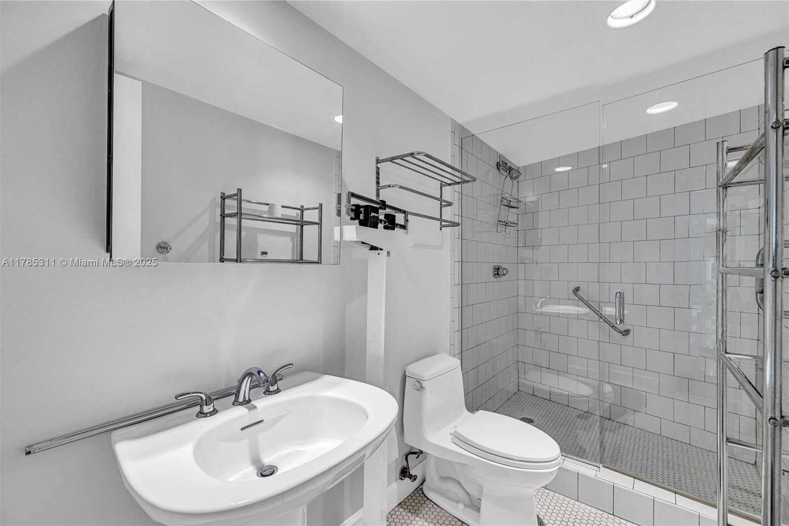 Small Image of 90 EDGEWATER DR #624, Coral Gables Number 19