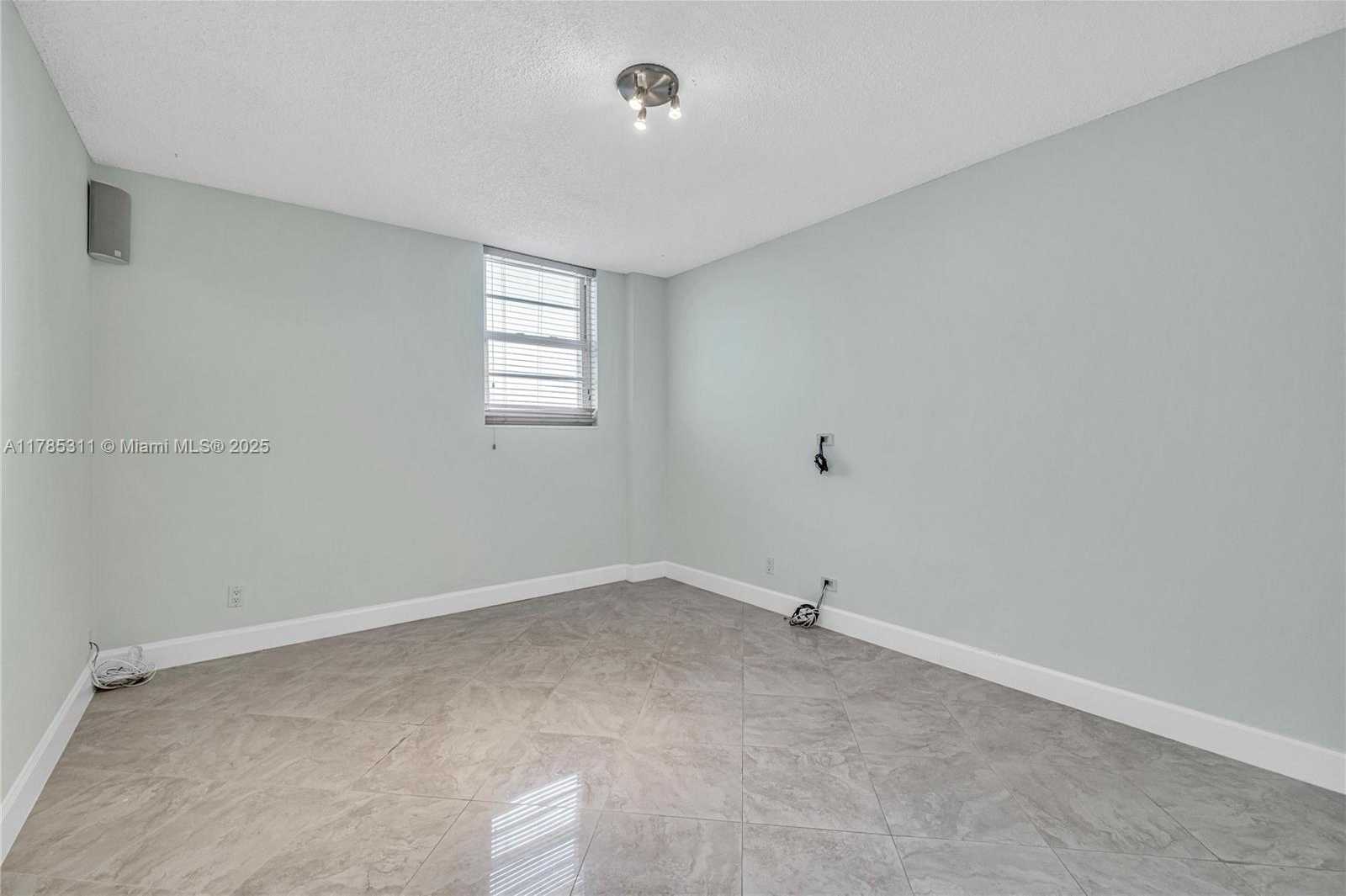 Small Image of 90 EDGEWATER DR #624, Coral Gables Number 20