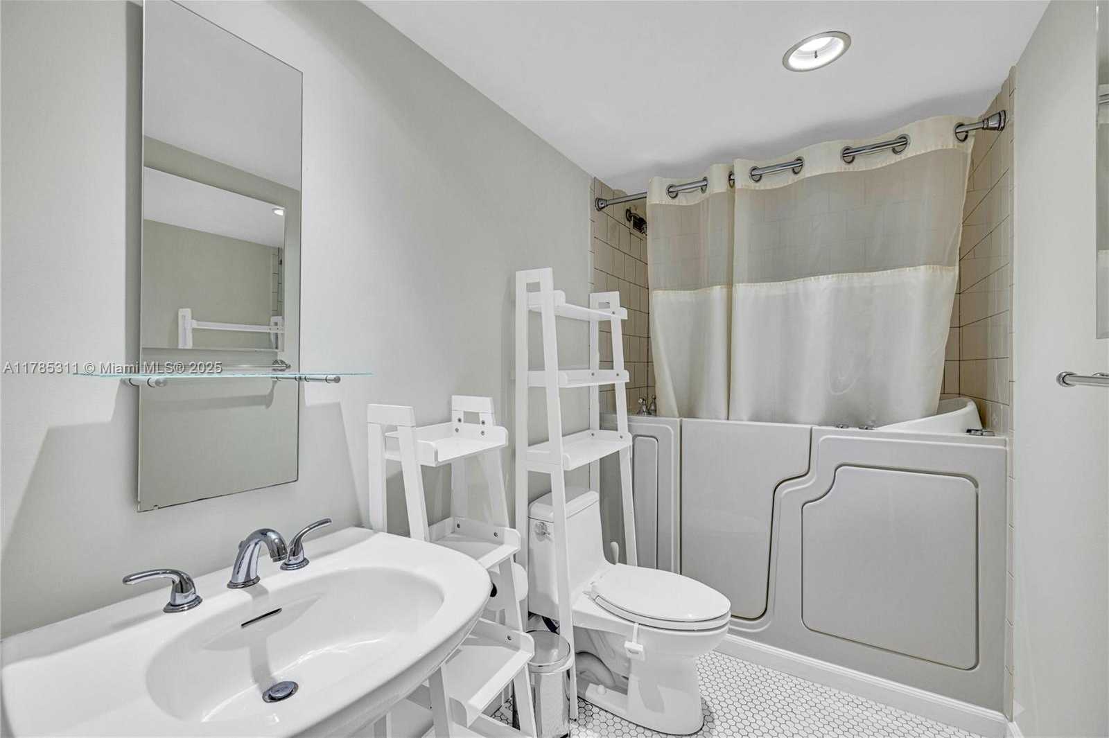 Small Image of 90 EDGEWATER DR #624, Coral Gables Number 23