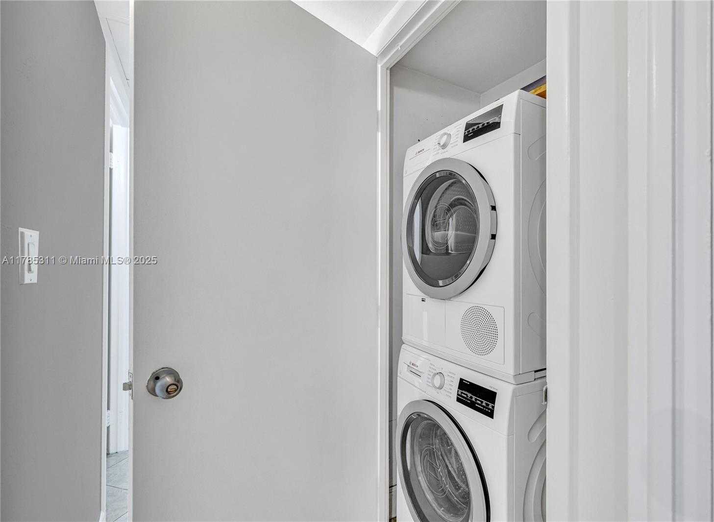 Small Image of 90 EDGEWATER DR #624, Coral Gables Number 24