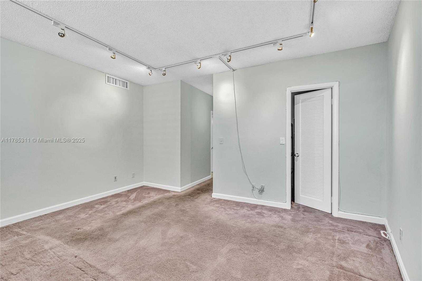 Small Image of 90 EDGEWATER DR #624, Coral Gables Number 25