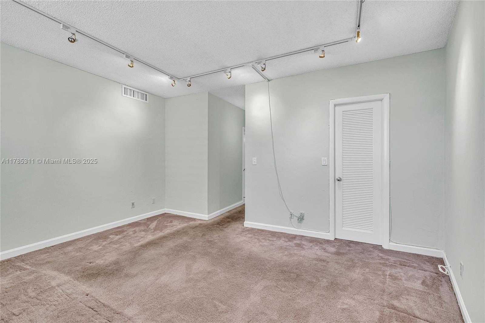 Small Image of 90 EDGEWATER DR #624, Coral Gables Number 28