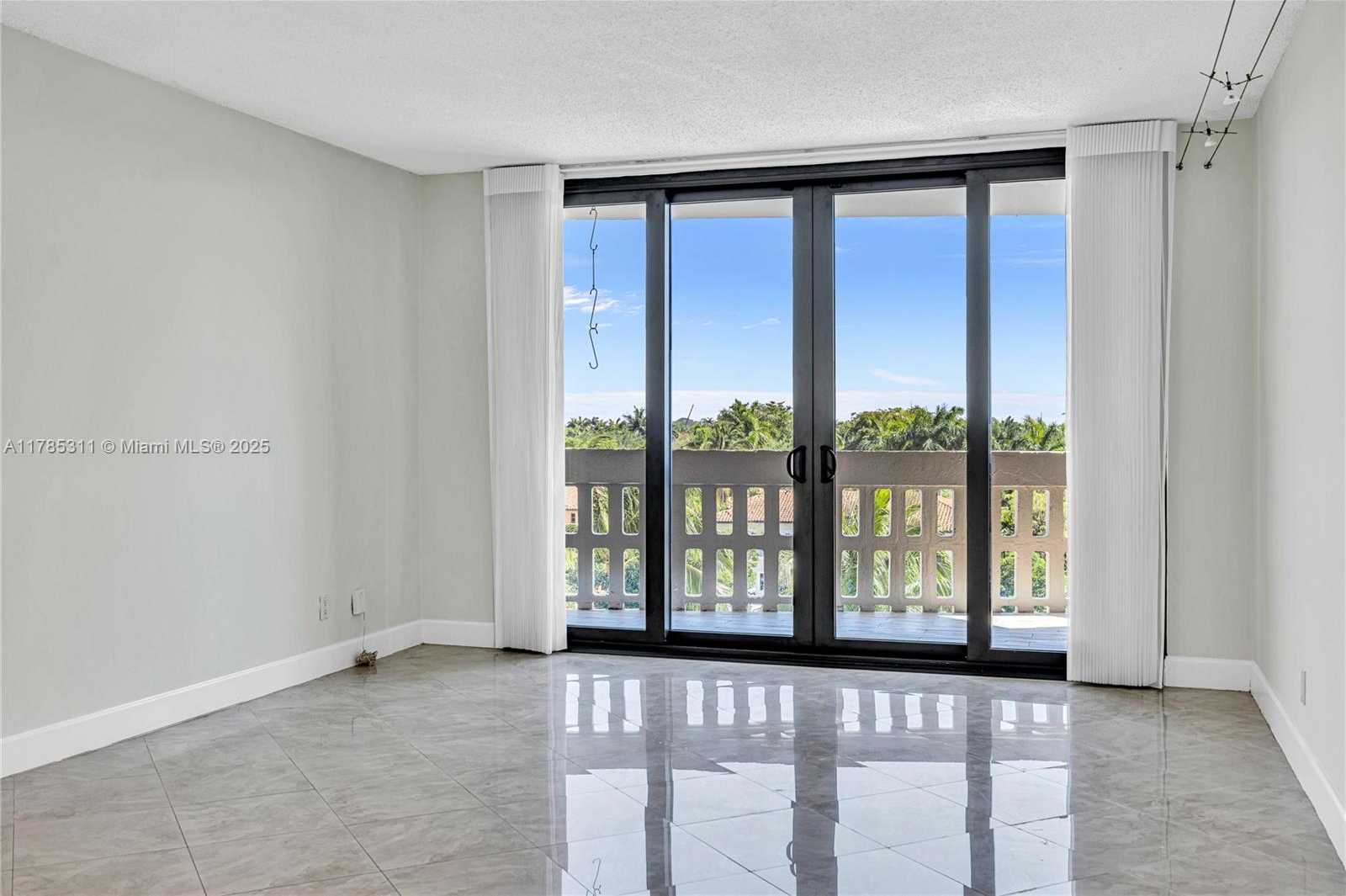 Small Image of 90 EDGEWATER DR #624, Coral Gables Number 7
