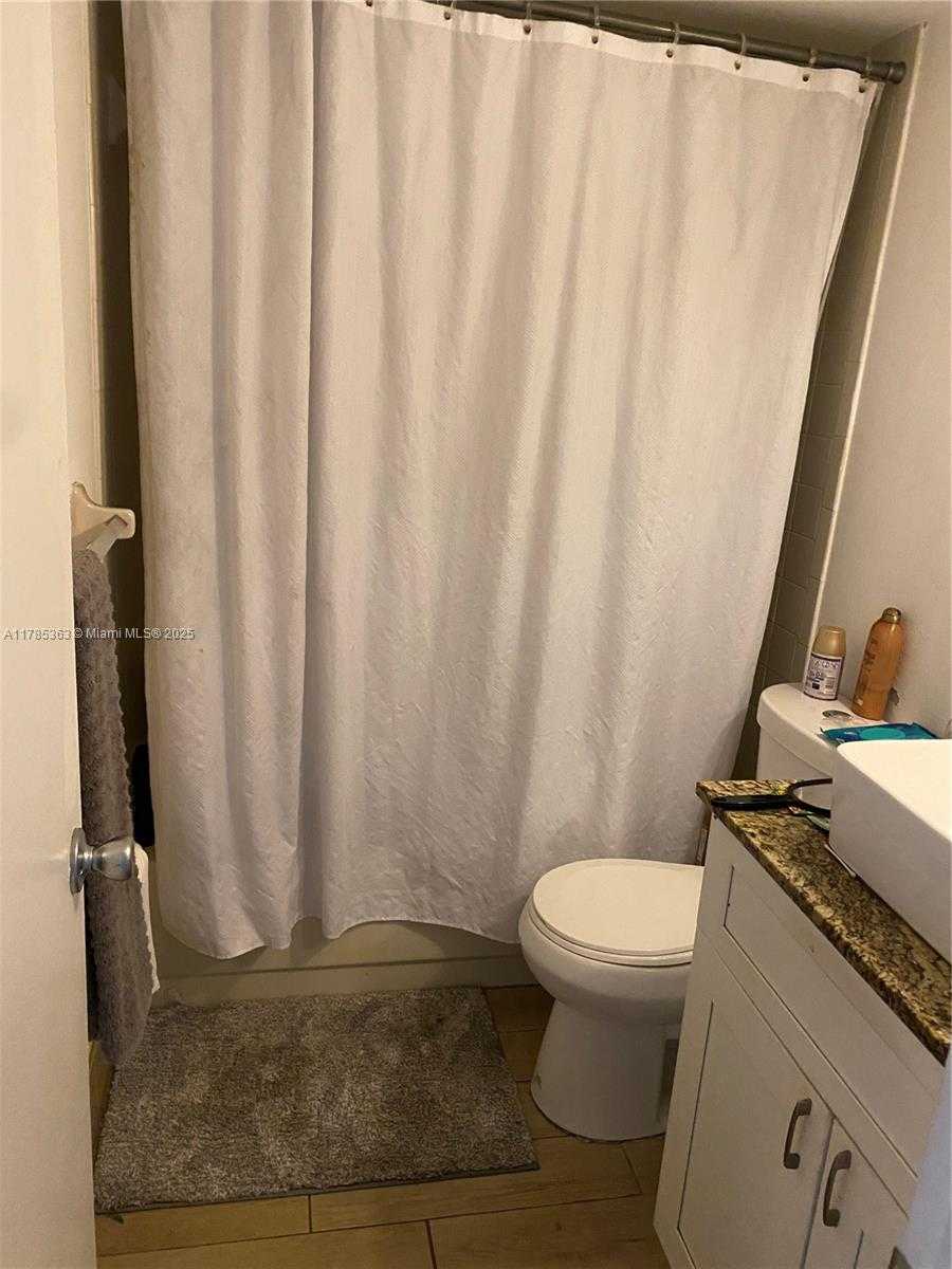 Small Image of 202 LAKE POINTE DR #105, Oakland Park Number 11