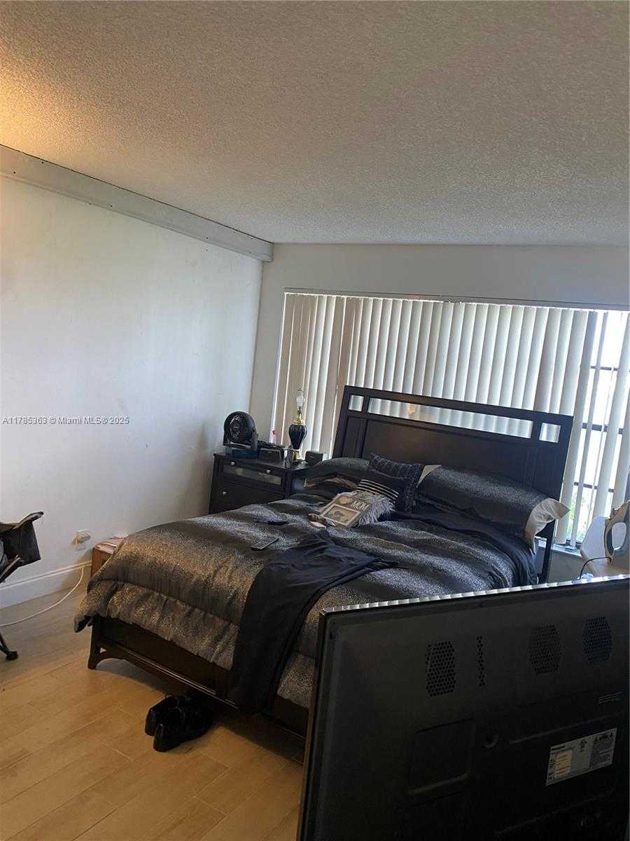 Small Image of 202 LAKE POINTE DR #105, Oakland Park Number 2
