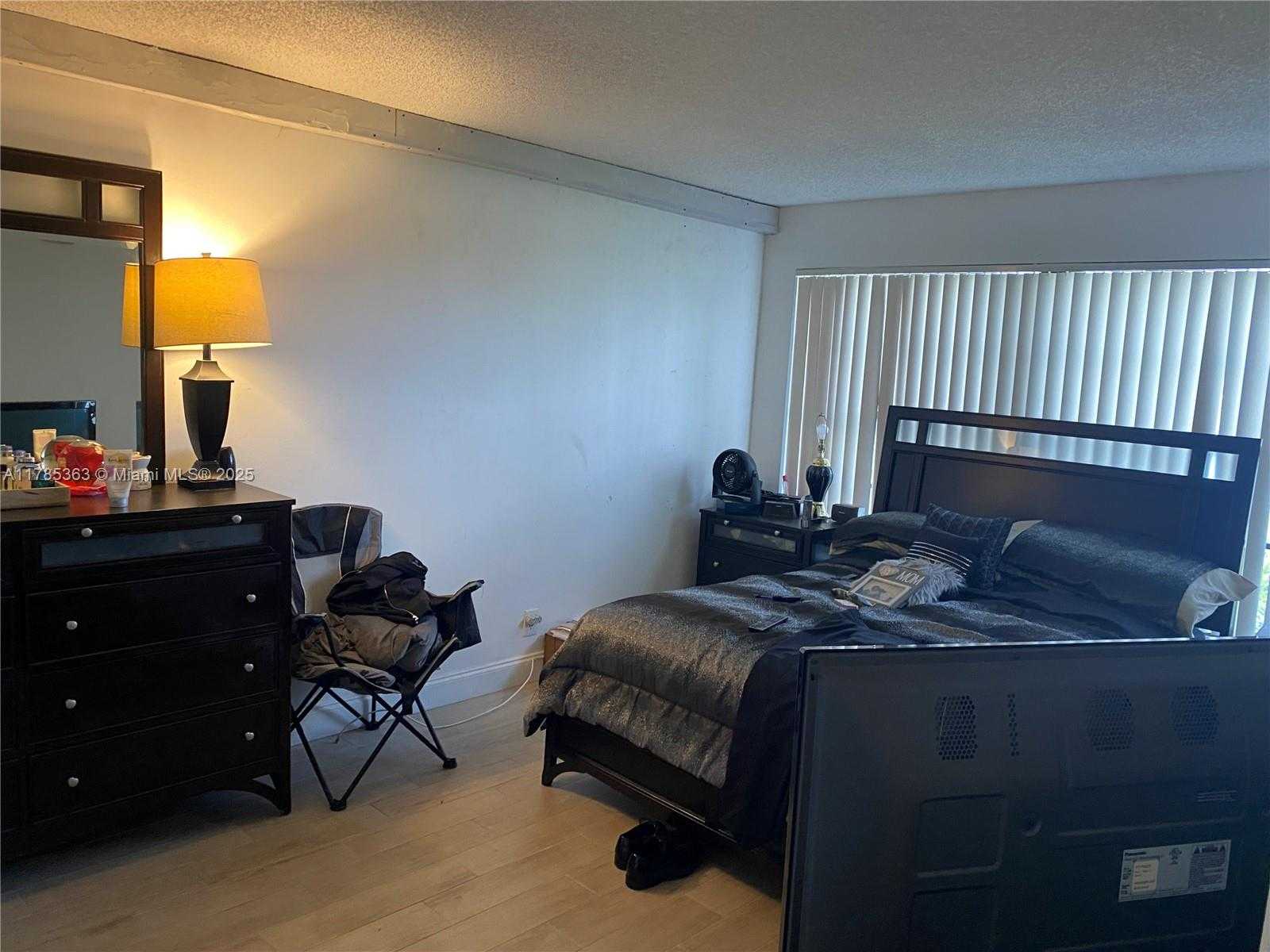 Small Image of 202 LAKE POINTE DR #105, Oakland Park Number 3