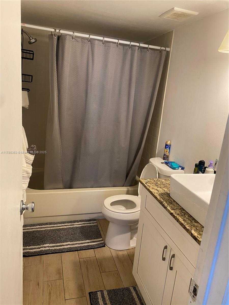 Small Image of 202 LAKE POINTE DR #105, Oakland Park Number 7